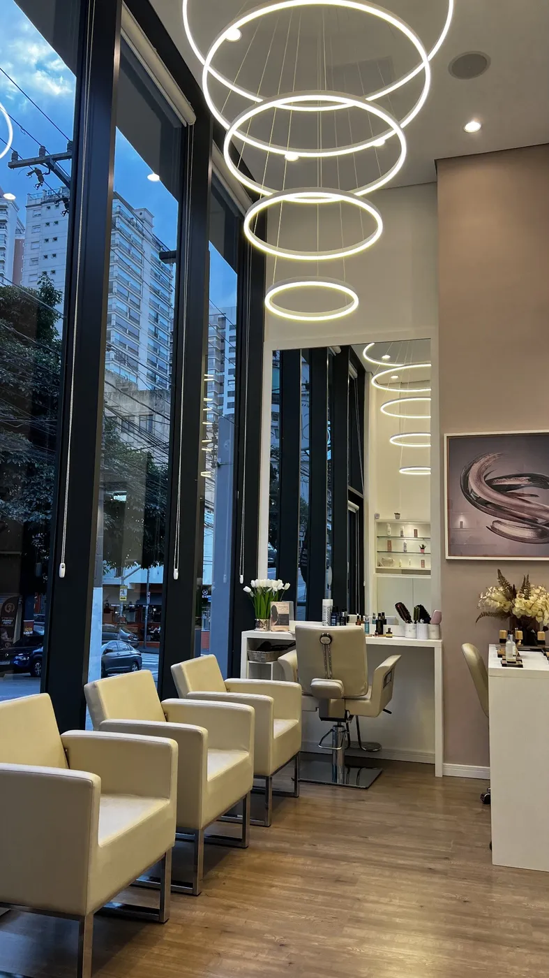 Salão com poltronas e luminárias circulares